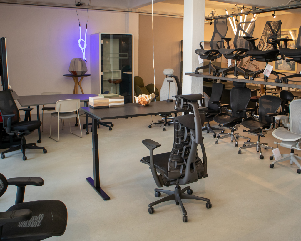 Bureaustoelen uitproberen in onze showroom in Rotterdam